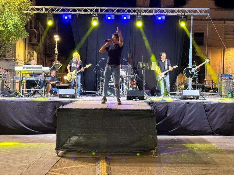 Casteltermini, la “SP 19 Rock Band” infiamma la piazza Casteltermini, la “SP 19 Rock Band” infiamma la piazza
