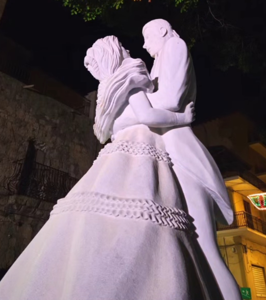 Palma di Montechiaro, il Gattopardo vive ancora: svelata la scultura di Angelica e Tancredi