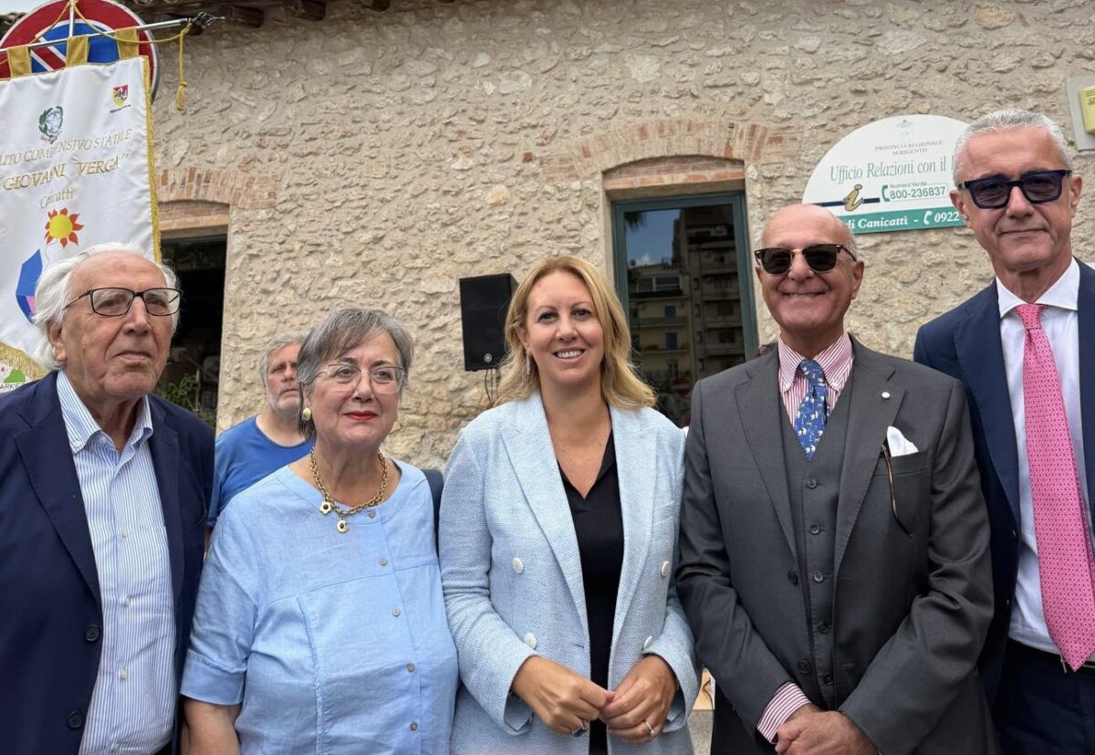 Canicattì, l’on. Savarino inaugura il murale di Antonino e Stefano Saetta