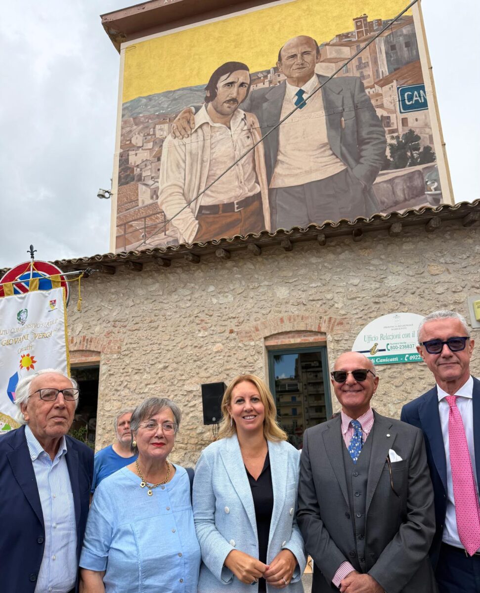 Canicattì, l’on. Savarino inaugura il murale di Antonino e Stefano Saetta