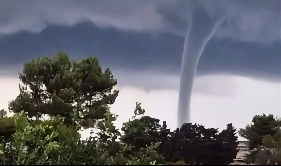 Marsala, choc per il video dell’uomo che prega durante la tromba d’aria: la solidarietà di Pisano Marsala, choc per il video dell’uomo che prega durante la tromba d’aria: la solidarietà di Pisano