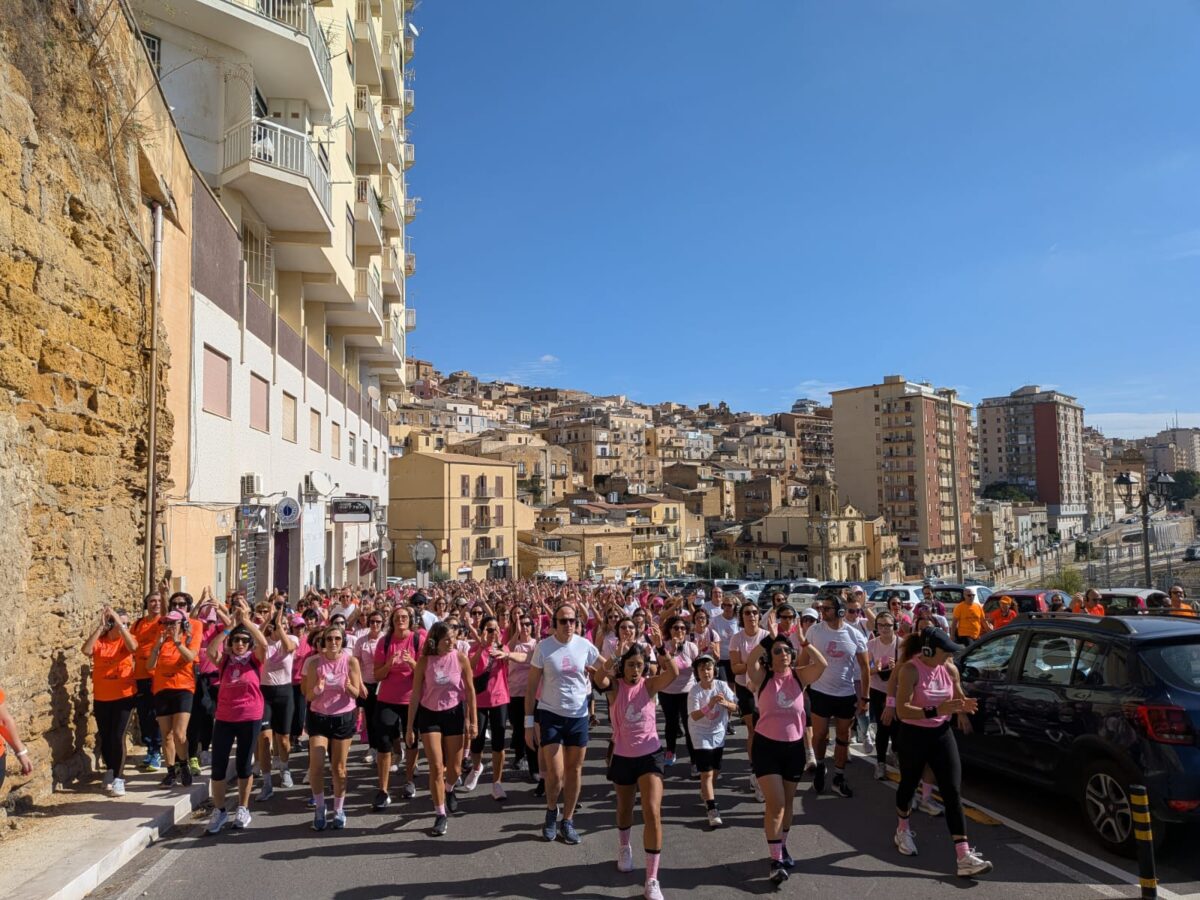 Un fiume rosa attraversa Agrigento: in 450 per la salute delle donne Un fiume rosa attraversa Agrigento: in 450 per la salute delle donne
