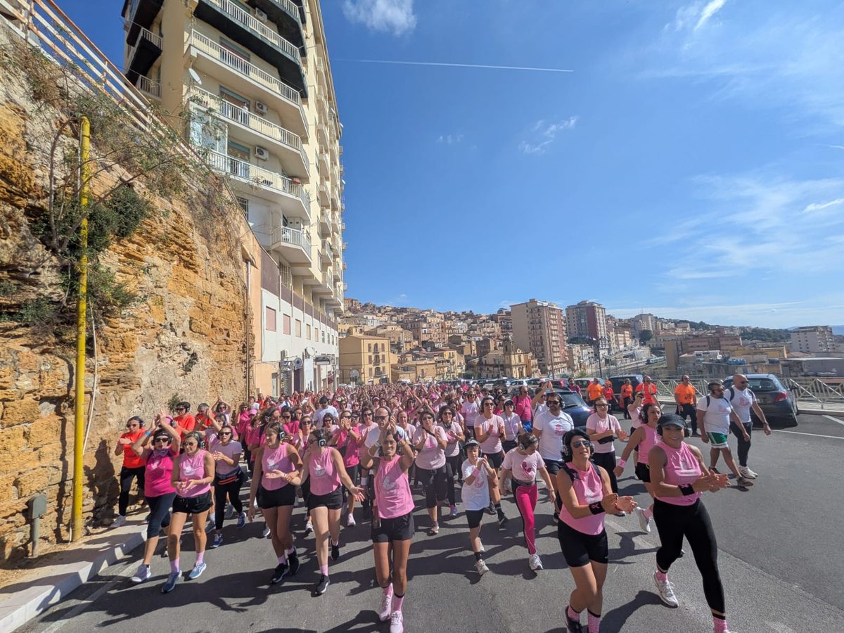 Un fiume rosa attraversa Agrigento: in 450 per la salute delle donne Un fiume rosa attraversa Agrigento: in 450 per la salute delle donne