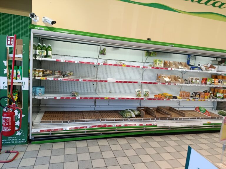 Blocco dei Tir: spazi vuoti nei supermercati Blocco dei Tir: spazi vuoti nei supermercati